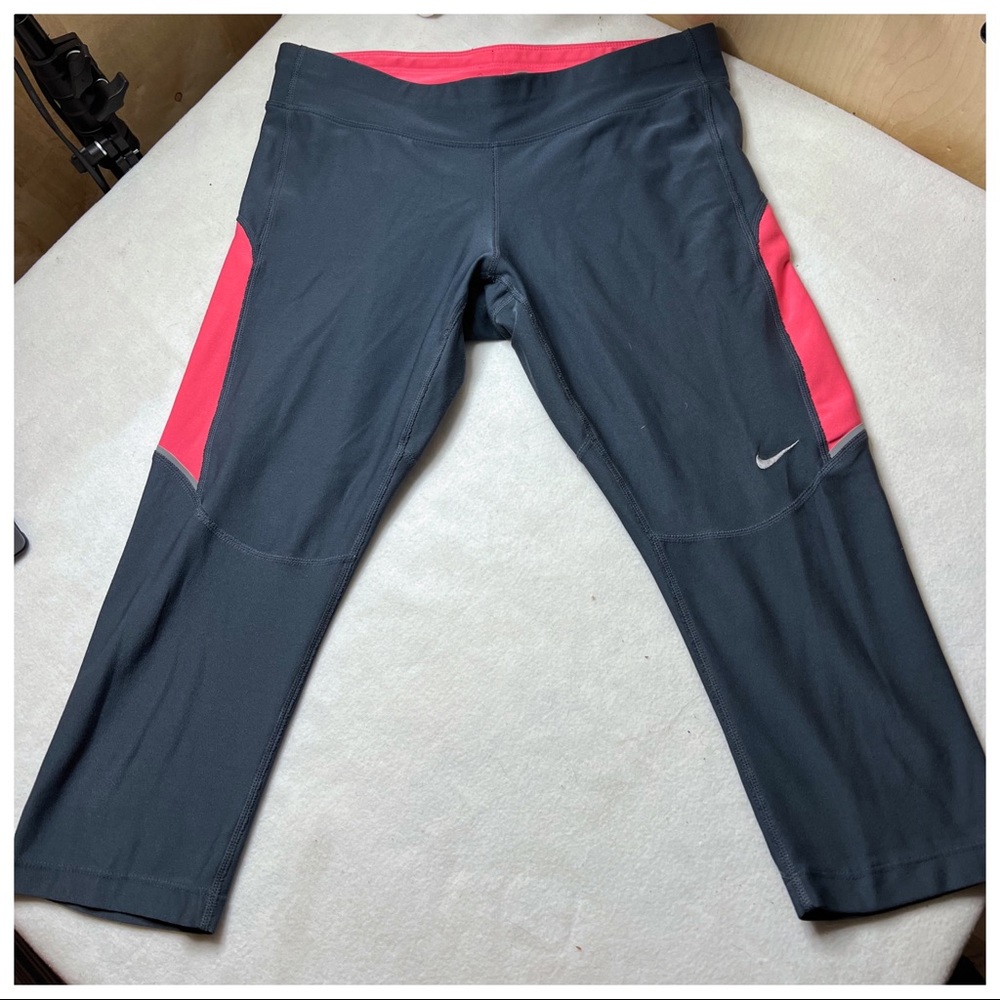 NIKE mid-rise Capri dry-fit running pants w/tie waist Size medium.